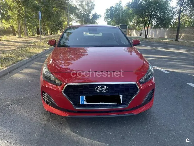 Usado Hyundai i30 120 CV (88 kW) 2019 Rojo Berlina