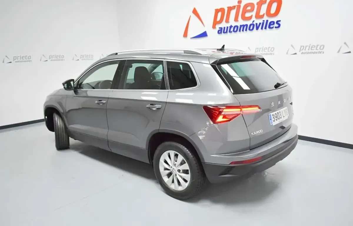Usado Skoda Karoq Ambition 150 CV (110 kW) 2022 Gris SUV