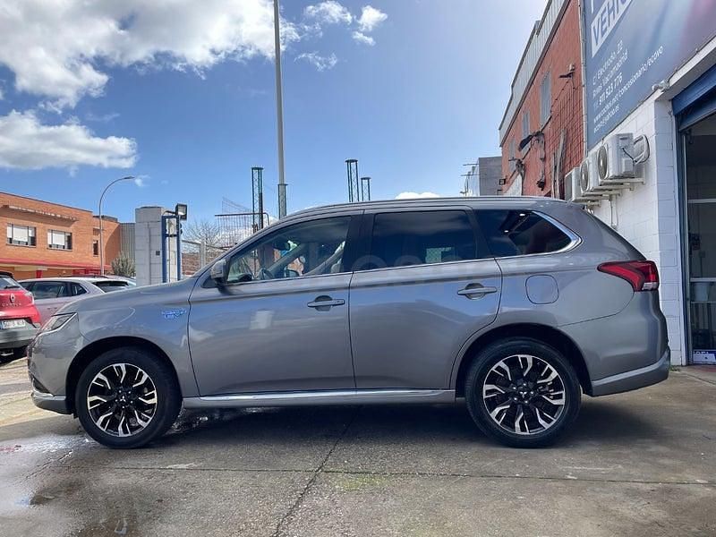 Usado Mitsubishi Outlander P-HEV 203 CV (149 kW) 2017 Gris / plata SUV