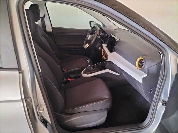 Usado Seat Arona Style 115 CV (84 kW) 2024 Gris plata SUV