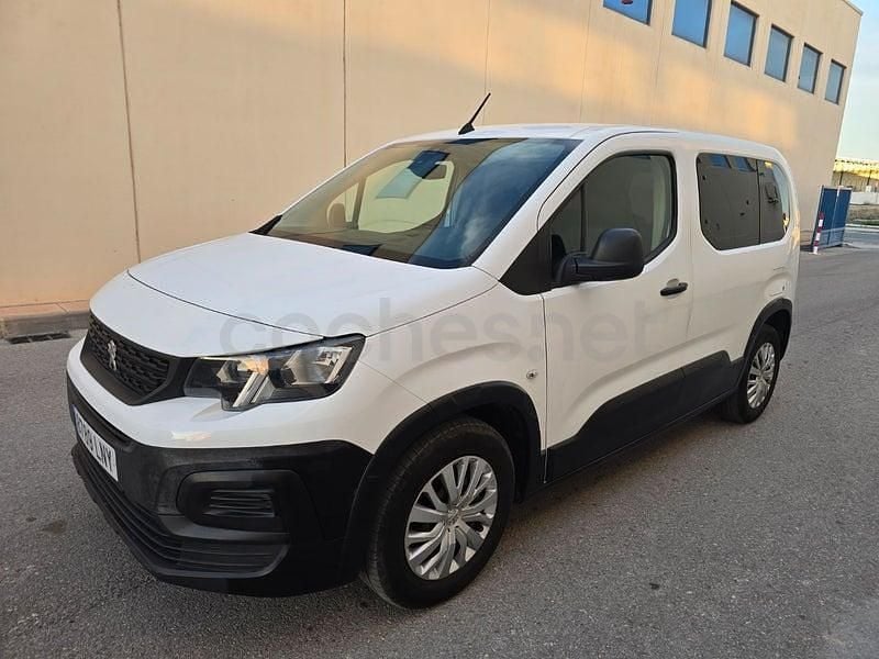 Usado Peugeot Rifter Active 100 CV (73 kW) 2021 Blanco Monovolumen