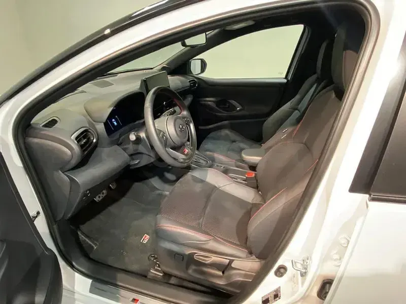 Nuevo Toyota Yaris Hybrid Plus 130 CV (95 kW) 2026 Blanco Berlina