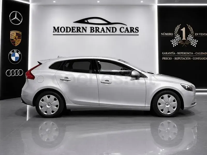 Usado Volvo V40 Momentum 120 CV (88 kW) 2018 Gris / plata Berlina