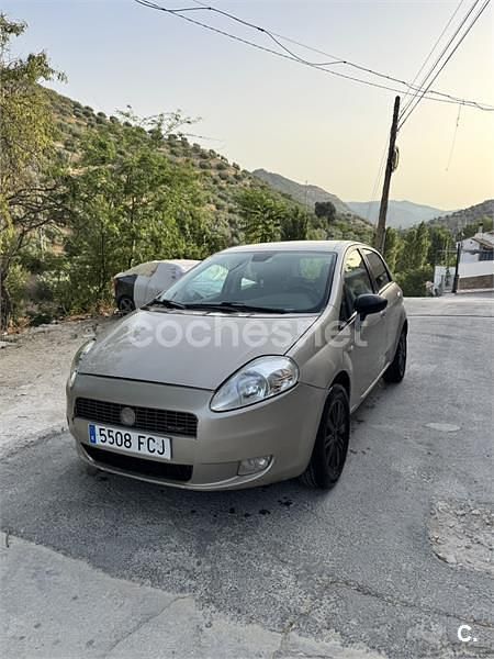 Beige Usado 2006 Fiat Grande Punto Emotion Utilitario | 2600 € - Imagen 1/4
