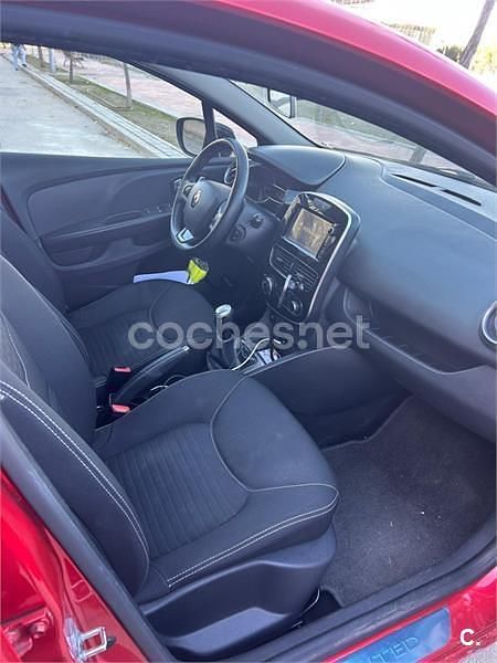 Usado Renault Clio GrandTour LIMITED 90 CV (66 kW) 2018 Rojo Familiar