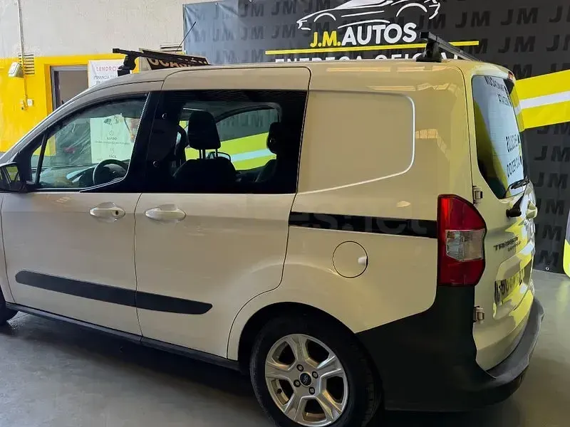 Usado Ford Tourneo Courier Ambiente 75 CV (55 kW) 2020 Blanco Monovolumen