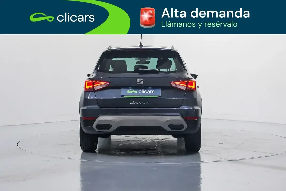 Usado Seat Arona Xperience 110 CV (80 kW) 2022 Gris / plata SUV