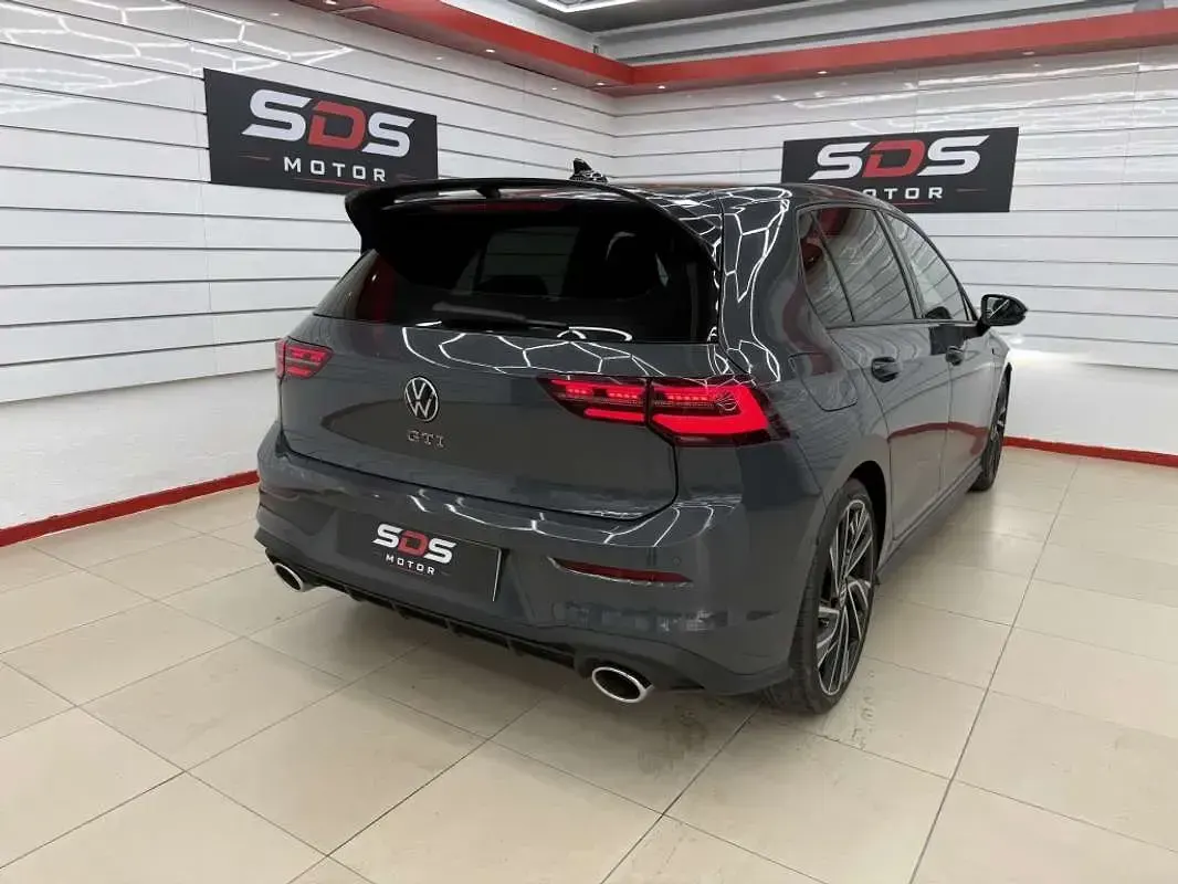 Usado VW Golf VIII GTI 301 CV (221 kW) 2024 Gris Utilitario