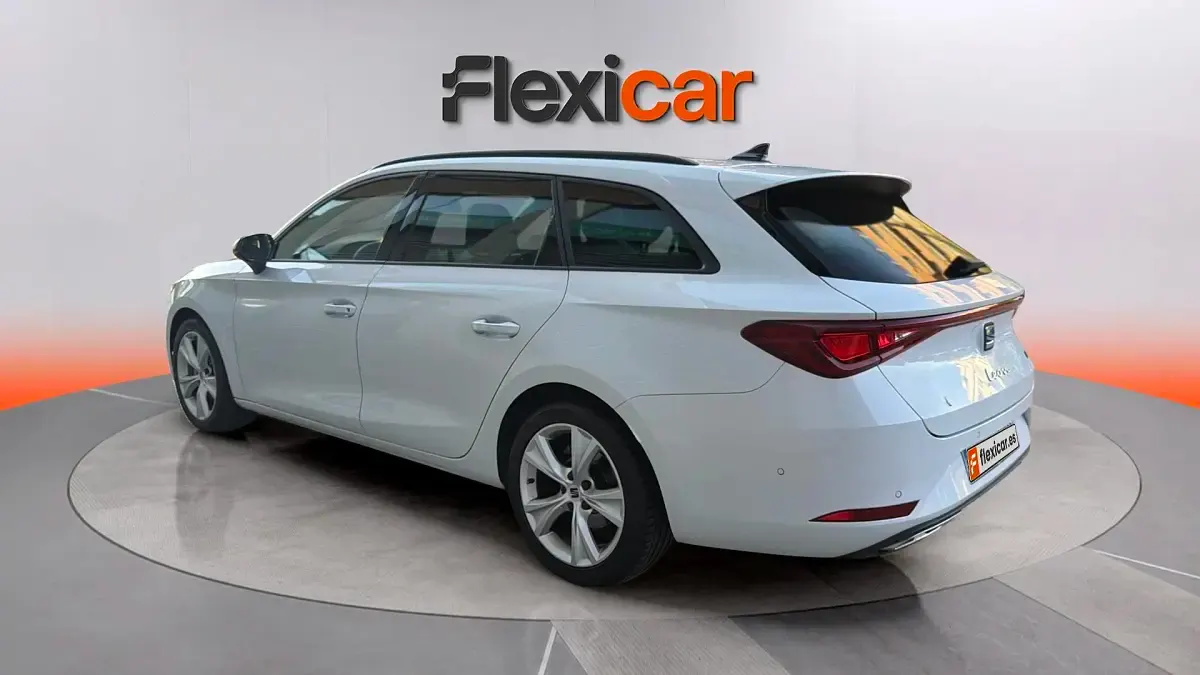 Usado Seat Leon FR 130 CV (95 kW) 2023 Blanco Familiar