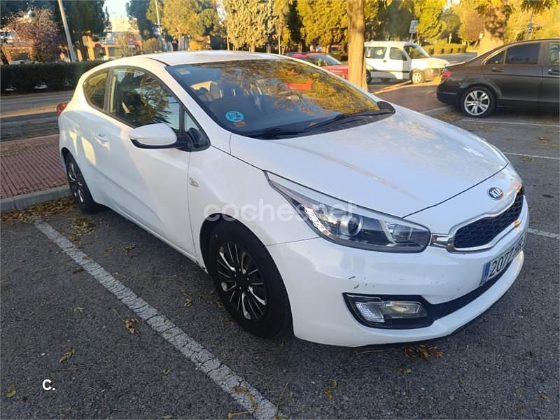 Blanco Usado 2013 Kia ProCeed Berlina | 4900 € - Imagen 1/4