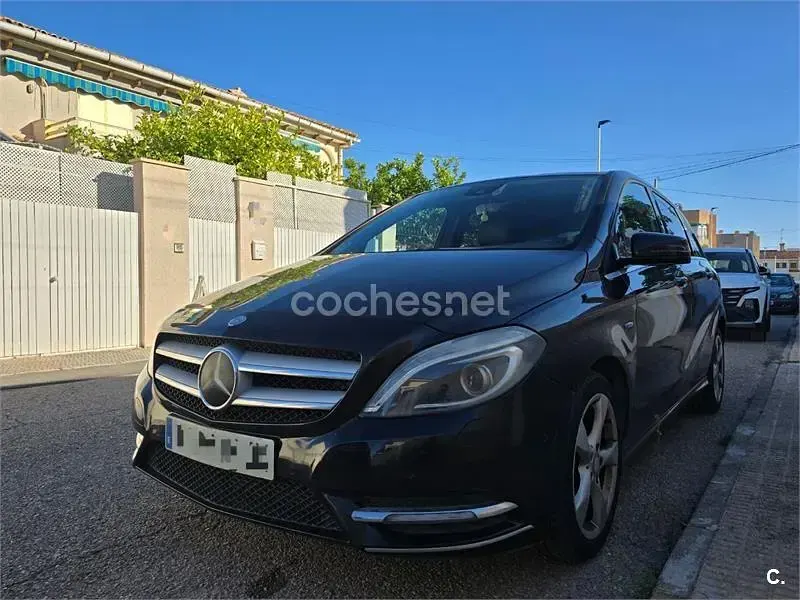 Usado Mercedes B180 109 CV (80 kW) 2012 Negro Utilitario