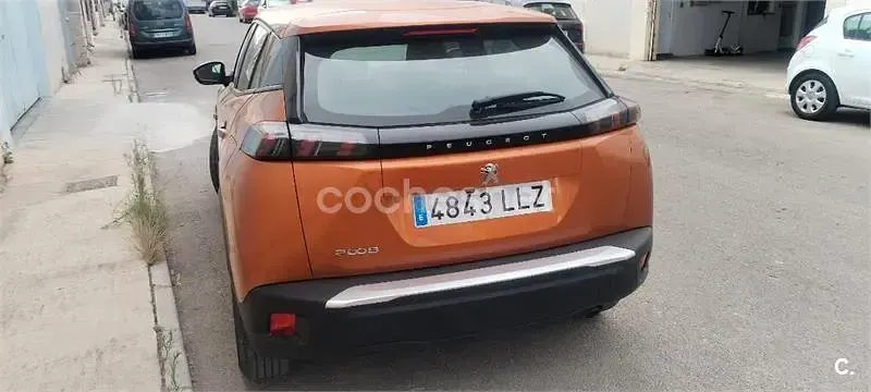 Usado Peugeot 2008 Allure 100 CV (73 kW) 2020 Naranja SUV