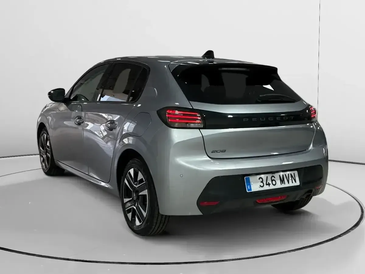 Usado Peugeot 208 Allure 101 CV (74 kW) 2024 Gris Utilitario