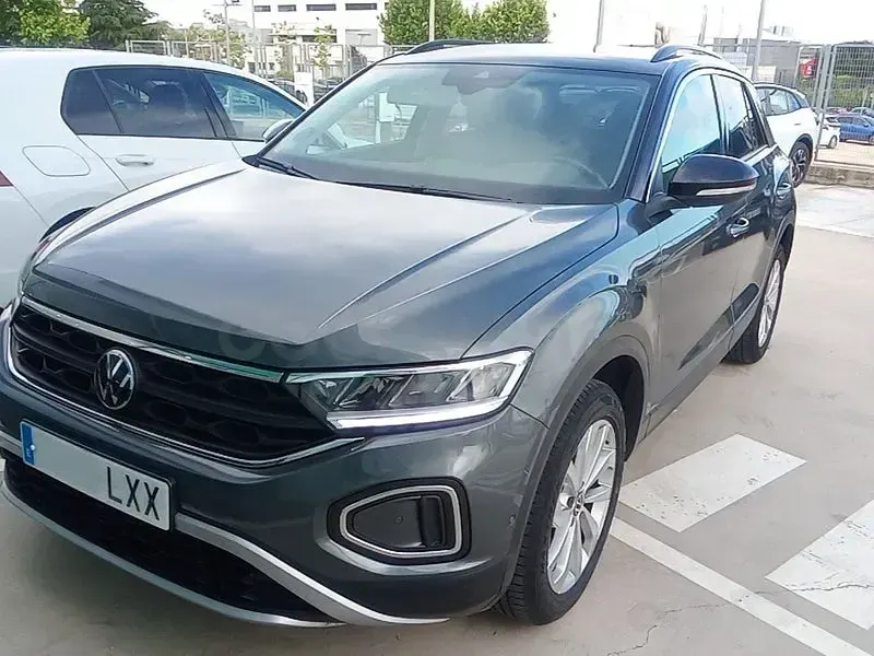 Usado VW T-Roc Life 150 CV (110 kW) 2022 Gris / plata SUV