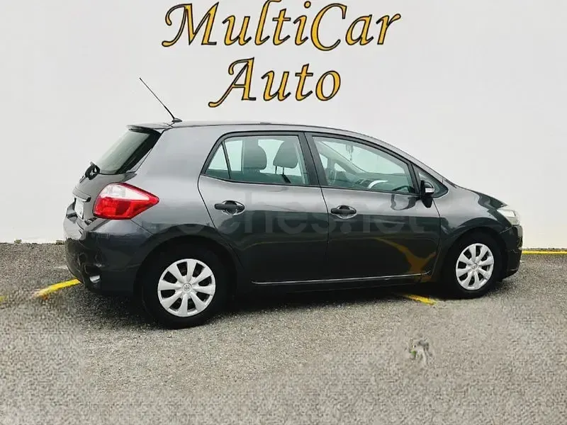 Usado Toyota Auris Active 90 CV (66 kW) 2012 Gris / plata Berlina