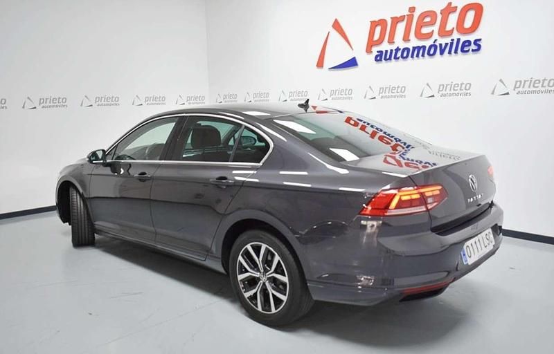 Usado VW Passat Executive 150 CV (110 kW) 2021 Gris Berlina