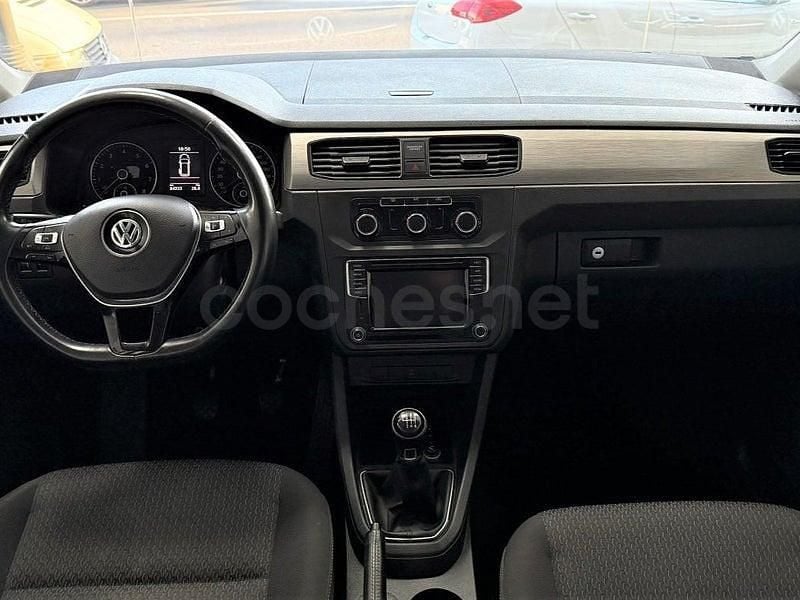 Usado VW Caddy Trendline 125 CV (91 kW) 2018 Gris / plata Monovolumen