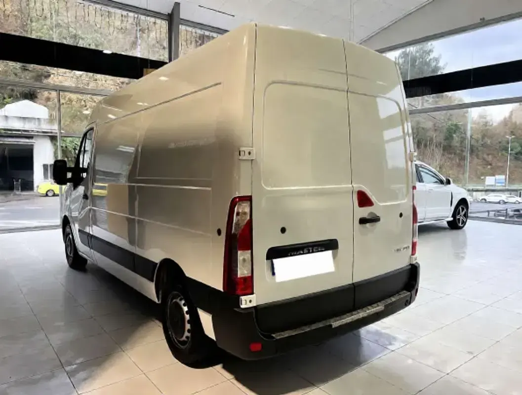 Usado Renault Master 110 CV (80 kW) 2024 Blanco Monovolumen