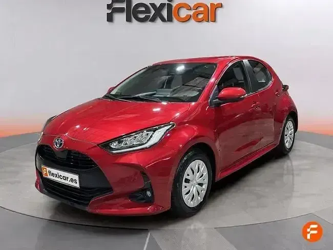 Usado Toyota Yaris Hybrid Active 116 CV (85 kW) 2023 Rojo