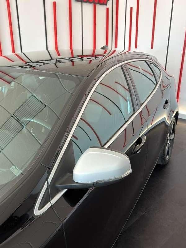 Usado Volvo V40 R-Design Momentum 120 CV (88 kW) 2019 Gris Utilitario