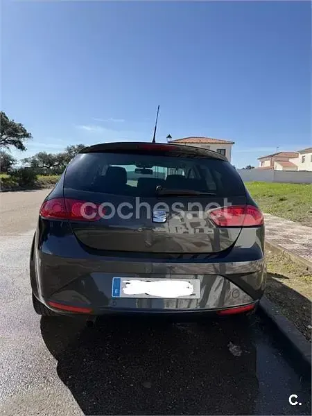 Usado Seat Leon Reference 105 CV (77 kW) 2011 Negro Utilitario