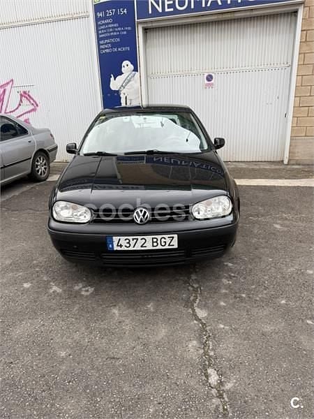 Negro Usado 2001 VW Golf Highline Berlina | 2000 € (Precio justo) - Imagen 1/4
