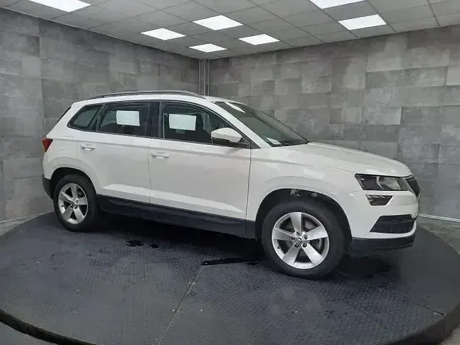 Usado Skoda Karoq Ambition 150 CV (110 kW) 2021 Blanco SUV