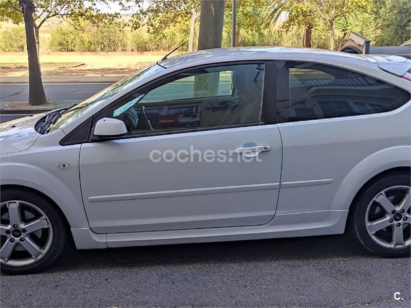 Usado Ford Focus Sport 115 CV (84 kW) 2007 Blanco Berlina