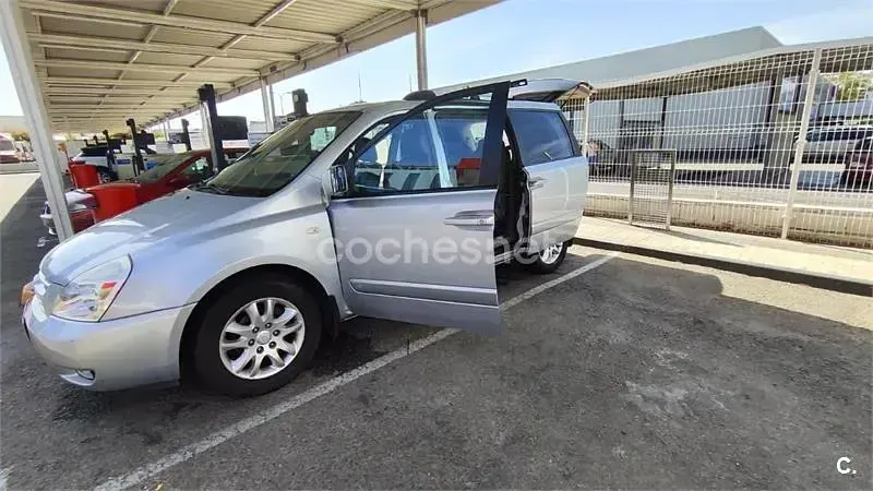Usado Kia Carnival 185 CV (136 kW) 2008 Gris / plata Monovolumen