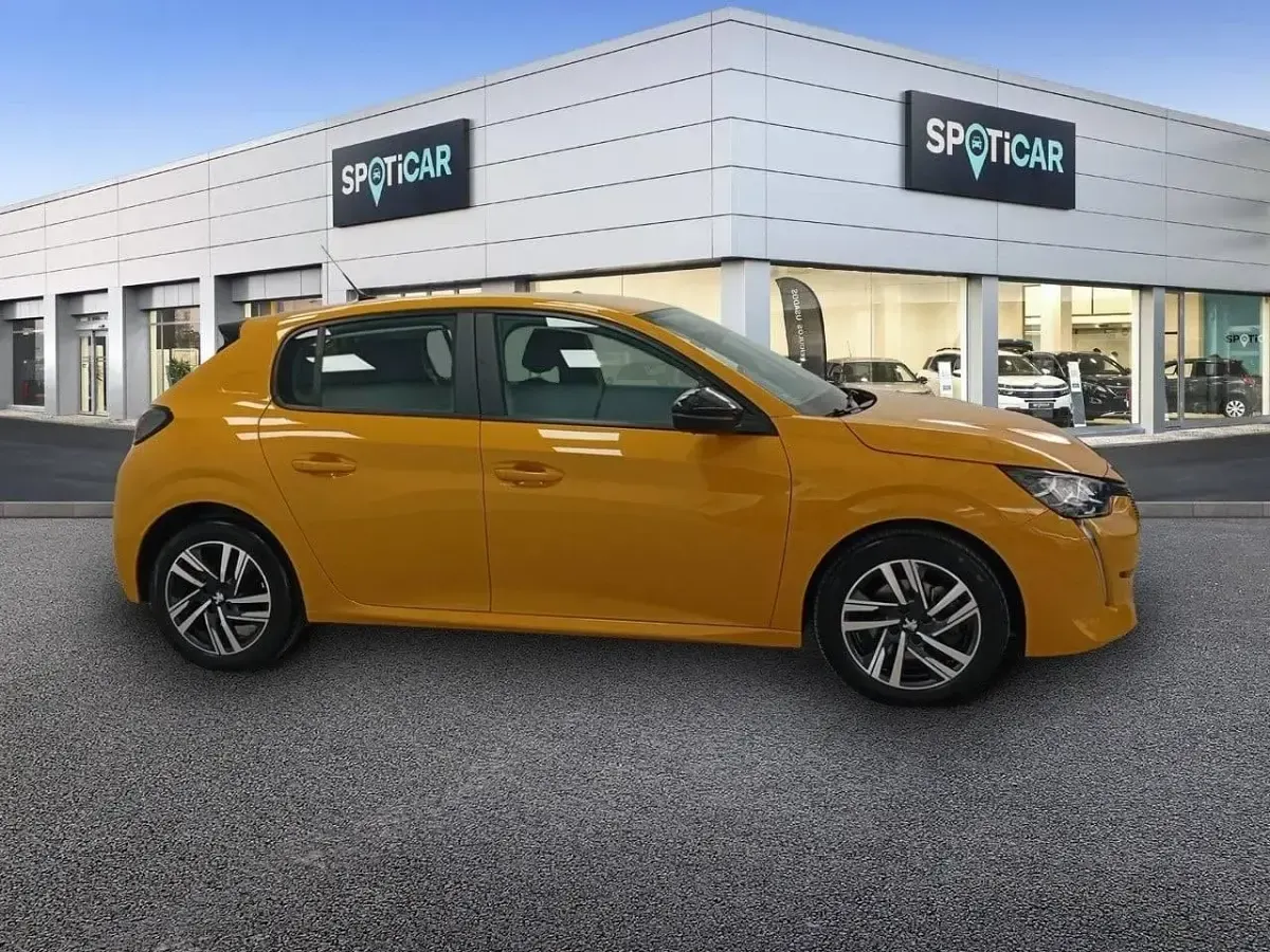 Usado Peugeot 208 Active 101 CV (74 kW) 2023 Dorado Utilitario