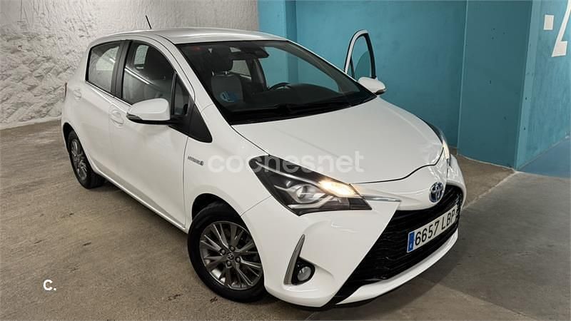 Blanco Usado 2019 Toyota Yaris Hybrid Advance Berlina | 11.000 € (Buen precio) - Imagen 1/4