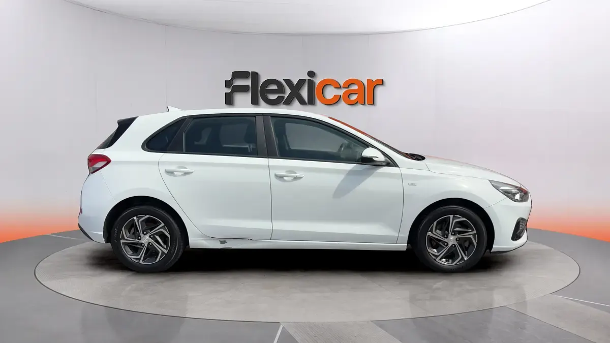 Usado Hyundai i30 120 CV (88 kW) 2021 Blanco Berlina