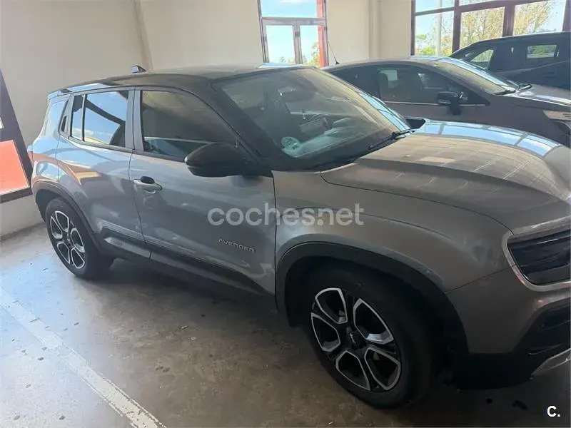 Usado Jeep Avenger 100 CV (73 kW) 2023 Gris / plata SUV