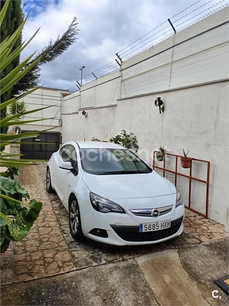 Usado Opel Astra GTC Selective 136 CV (100 kW) 2014 Blanco Berlina