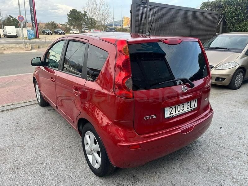 Usado Nissan Note Acenta 86 CV (63 kW) 2009 Granate Utilitario
