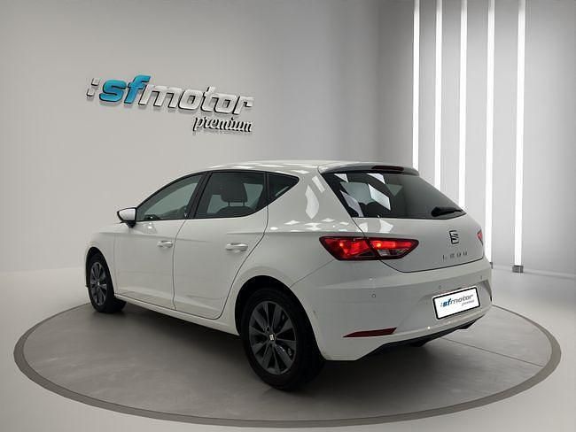Usado Seat Leon Style 130 CV (95 kW) 2018 Blanco Berlina