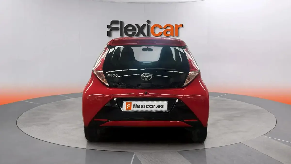 Usado Toyota Aygo X-play 72 CV (52 kW) 2017 Rojo Utilitario