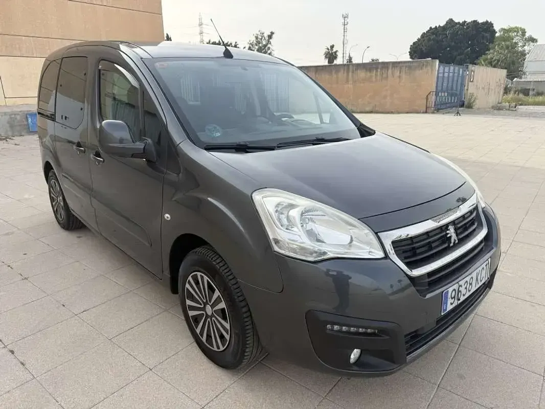 Usado Peugeot TePee Active 99 CV (72 kW) 2017 Azul Van