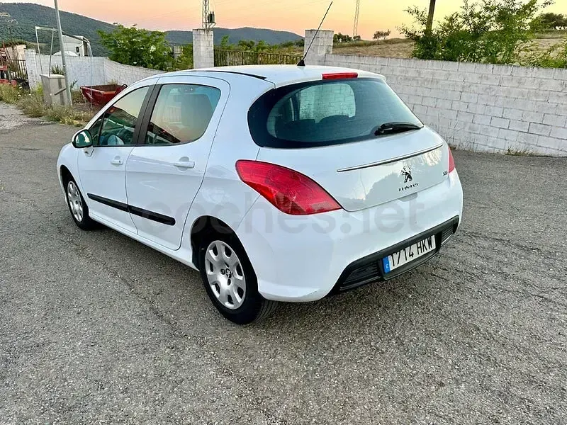 Usado Peugeot 308 Active 92 CV (67 kW) 2013 Blanco Berlina