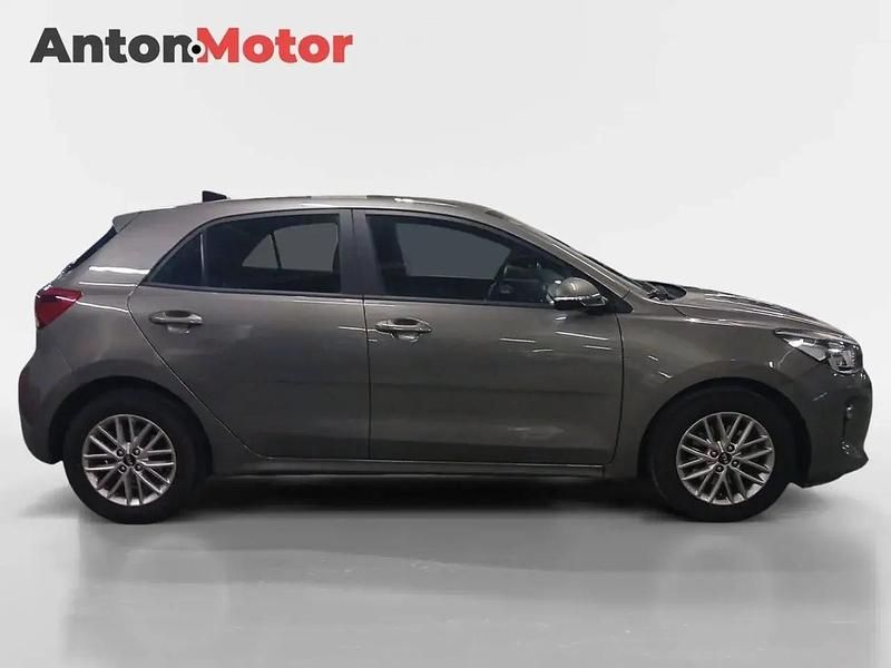 Usado Kia Rio 100 CV (73 kW) 2020 Gris / plata Berlina