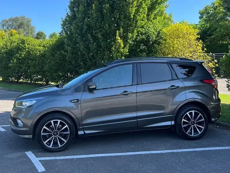 Usado Ford Kuga ST-Line 150 CV (110 kW) 2018 Gris / plata SUV