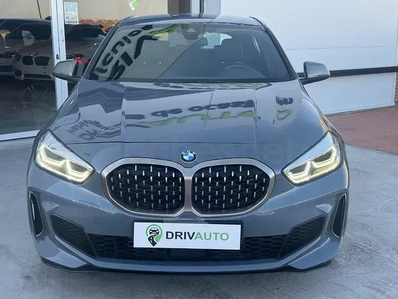 Usado BMW M135 Comfort Edition 306 CV (225 kW) 2023 Gris / plata Utilitario