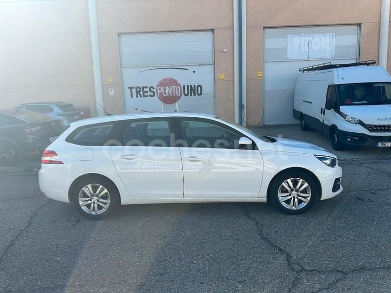 Usado Peugeot 308 SW Active 130 CV (95 kW) 2021 Blanco Familiar