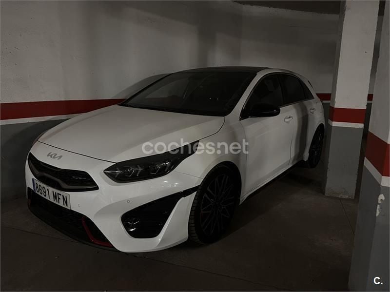 Blanco Usado 2023 Kia Ceed GT Berlina | 26.000 € (Un poco caro) - Imagen 1/4