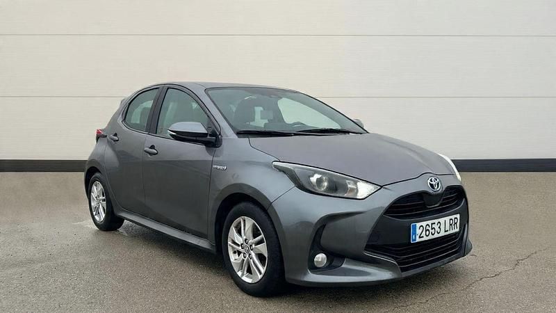 Usado Toyota Yaris Hybrid Active 116 CV (85 kW) 2021 Gris Berlina
