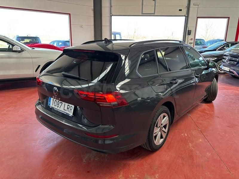 Usado VW Golf VIII Life 115 CV (84 kW) 2021 Gris / plata Familiar