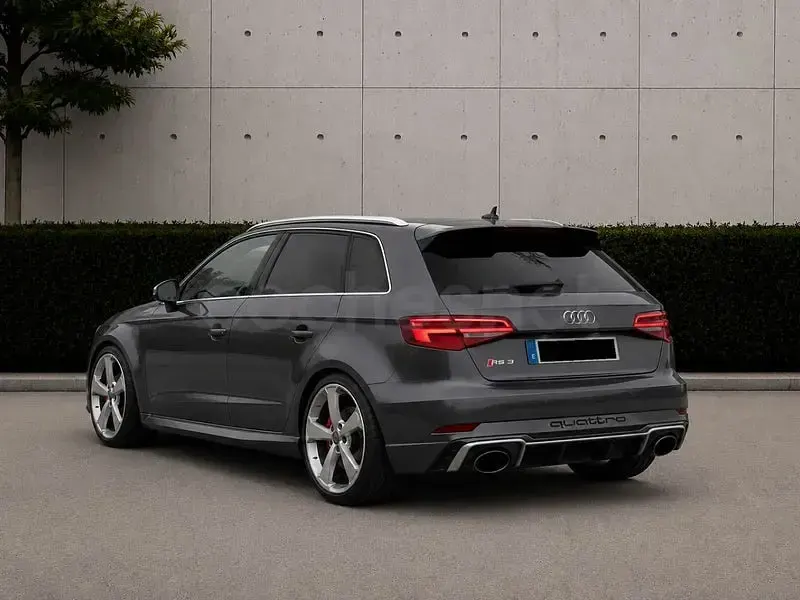 Usado Audi RS3 400 CV (294 kW) 2019 Gris / plata Berlina