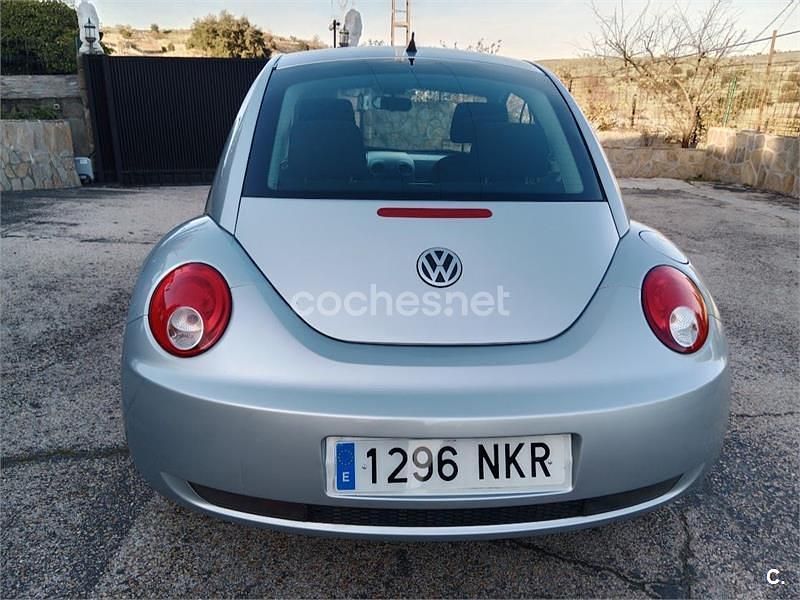Usado VW New Beetle 102 CV (75 kW) 2008 Gris / plata Utilitario