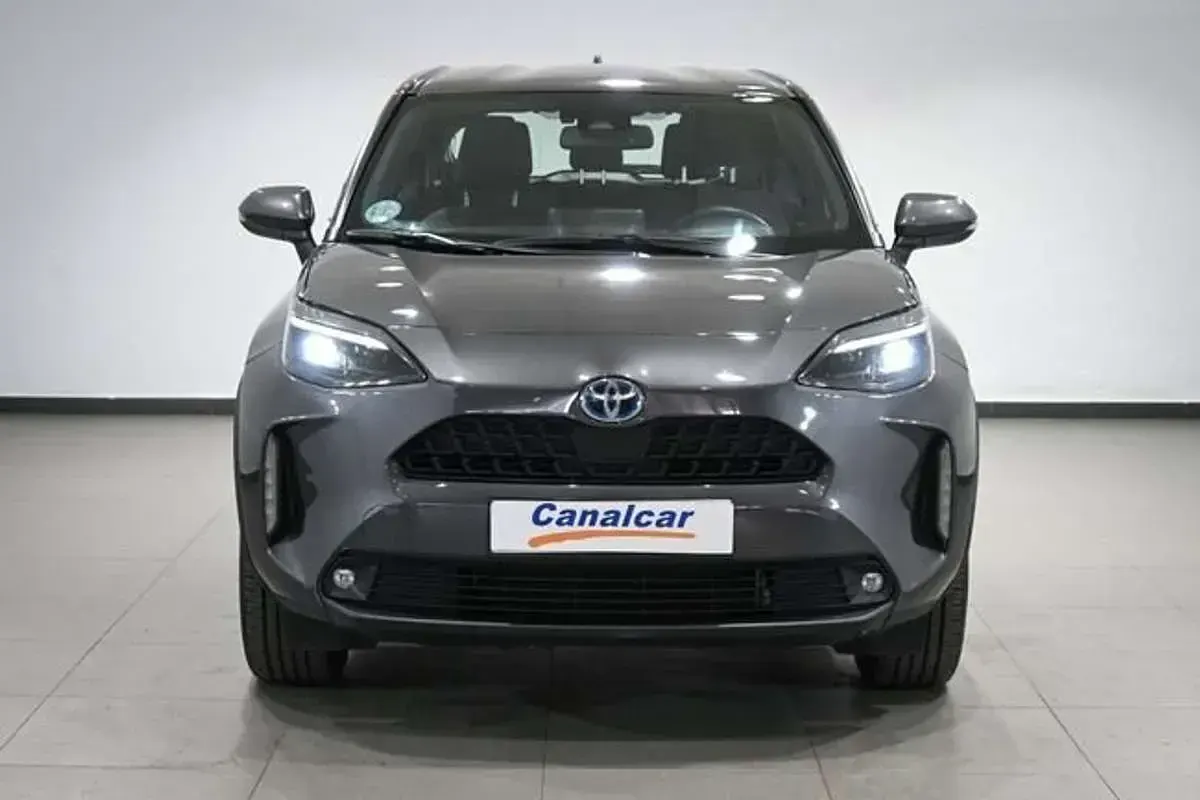 Usado Toyota Yaris Hybrid Active 92 CV (67 kW) 2022 Gris Berlina