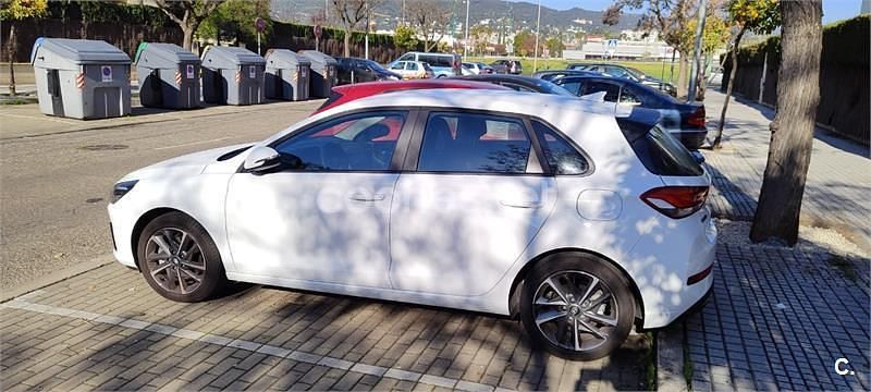 Usado Hyundai i30 110 CV (80 kW) 2022 Blanco Berlina